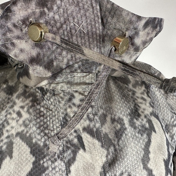 St John Jacket Women's Sz M Yellow Label Windbreaker Lightweight Snake Print Zip - Picture 4 of 14